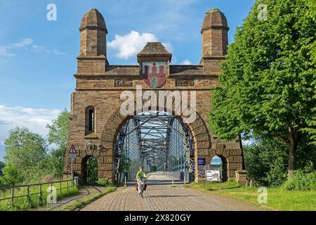 Cycliste, piste cyclable de l'Elbe, Old Harburg Elbe Bridge, Harburg, Hambourg, Allemagne Banque D'Images