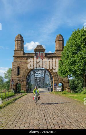 Cycliste, piste cyclable de l'Elbe, Old Harburg Elbe Bridge, Harburg, Hambourg, Allemagne Banque D'Images