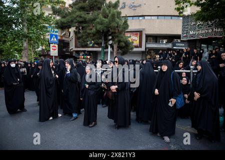 Téhéran, Iran. 20 mai 2024. Des femmes iraniennes assistent à une cérémonie de deuil pour le président iranien Ebrahim Raisi sur la place Vali-e-ASR dans le centre-ville de Téhéran, Iran, le lundi 20 mai 2024. Le président Raisi et le ministre des Affaires étrangères du pays, Hossein Amirabdollahian, ont été retrouvés morts lundi après que leur hélicoptère s'est écrasé dans le brouillard. (Photo de Sobhan Farajvan/Pacific Press/Sipa USA) crédit : Sipa USA/Alamy Live News Banque D'Images