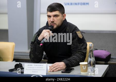 Kiev, Ukraine. 21 mars 2024. Le commandant du corps des volontaires russes (RDK) Denis Whiterex assiste à une conférence de presse conjointe avec des combattants russes alignés avec l'Ukraine, à Kiev. Le groupe conjoint de combattants russes alignés sur l'Ukraine du 'corps des volontaires russes' (RDK), du 'Bataillon Sibérien' et de la 'Légion de la liberté de Russie' a mené des raids transfrontaliers dans les régions russes de Belgorod et de Koursk en mars 2024. (Photo de Oleksii Chumachenko/SOPA images/SIPA USA) crédit : SIPA USA/Alamy Live News Banque D'Images