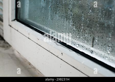 une fenêtre mouillée. gouttelettes d'eau sur le verre Banque D'Images