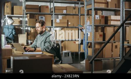 Équipe multiculturelle d'employés d'entrepôt au travail dans l'entrepôt du magasin de détail. Propriétaires de petites entreprises et gestionnaires d'inventaire travaillant sur un ordinateur portable, emballant des colis pour la livraison. Banque D'Images