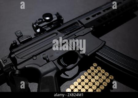 Fusil d'assaut élégant moderne et Bullet sur fond gris en Suisse. Banque D'Images