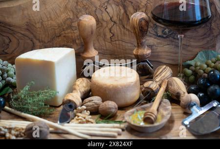 Variations de délicieux fromages sur une assiette Banque D'Images