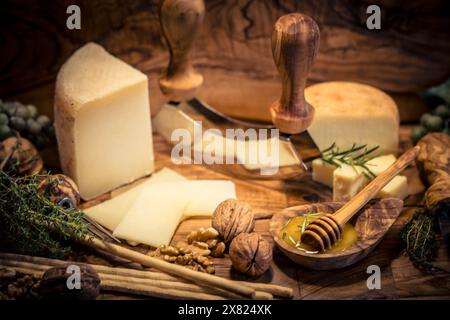 Variations de délicieux fromages sur une assiette Banque D'Images