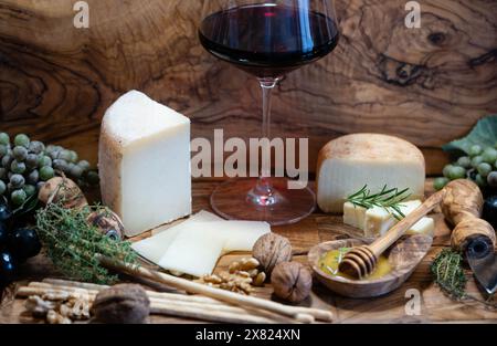 Variations de délicieux fromages sur une assiette Banque D'Images