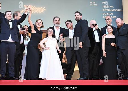 Cannes, France. 23 mai 2023. Les membres du film 'un petit truc en plus' (A Little Something Extra) dont l'actrice française Céline Groussard, l'acteur français Clovis Cornillac, et Artus assistent au tapis rouge 'le Comte de Monte-Cristo' (le Comte de Monte-Cristo) lors de la 77ème édition du Festival de Cannes à Cannes, dans le sud de la France, le 22 mai 2024. Photo de David Niviere/ABACAPRESS. COM Credit : Abaca Press/Alamy Live News Banque D'Images