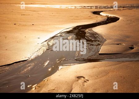 Angleterre, Devon, South Hams, East Portlemouth, Sand formations et un ruisseau traversant la plage de Mill Bay Banque D'Images