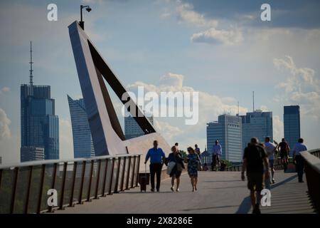 Des gens sont vus marcher sur le pont piétonnier nouvellement construit à Varsovie, en Pologne, le 21 mai 2024. Le pont sur la rivière Vistule est le plus long Pedes Banque D'Images