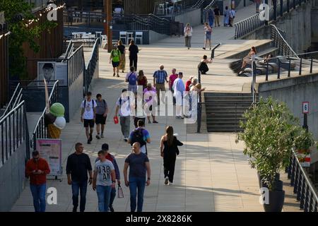 On voit des gens marcher le long du boulevard de la Vistule à Varsovie, en Pologne, le 21 mai 2024. Banque D'Images