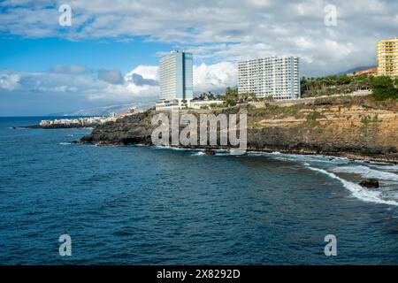 Vue le long de la côte à Rambla de Castro, un sentier de randonnée populaire près de Puerto de la Cruz sur la côte nord de Tenerife, îles Canaries, Espagne Banque D'Images