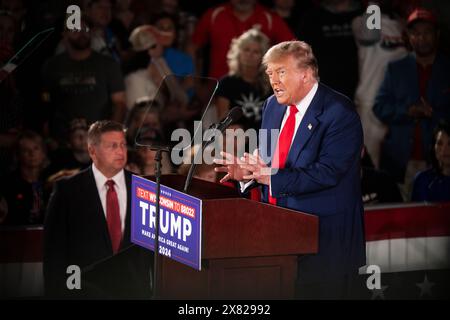 Donald Trump parle sur scène et utilise des gestes de la main lors d’un rassemblement de campagne à Waukesha, Wisconsin, le mercredi 1er mai 2024. Banque D'Images