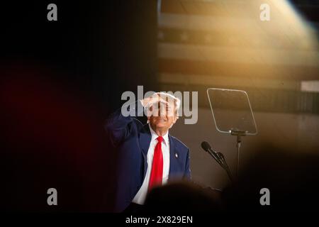 Donald Trump utilise une main pour former une visière au-dessus de ses yeux alors qu’il regarde la foule lors d’un rassemblement de campagne à Waukesha, Wisconsin, mercredi 1er mai Banque D'Images