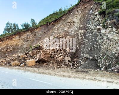 Large Rocks Block Road dans la vallée de Swat en raison d'un glissement de terrain dans la montagne Banque D'Images