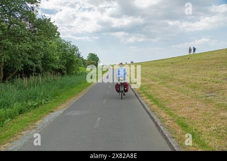 Cycliste, piste cyclable Weser, Cuxhaven, basse-Saxe, Allemagne Banque D'Images