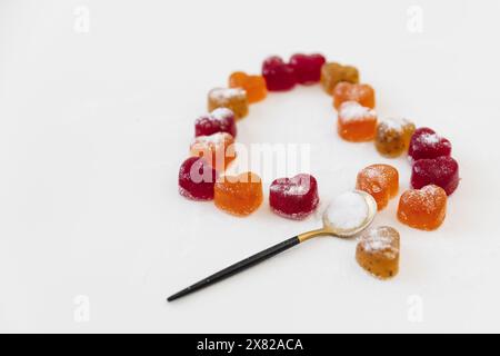 Gelée de fruits confits doux et délicieux sur fond blanc. Concept Heart Love Banque D'Images