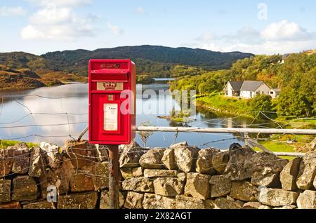 La boîte aux lettres du village à Drumbeg. Une petite colonie sur la côte Assynt sur la route NC 500, avec le pittoresque Loch Drumbeg immédiatement derrière. Écosse Banque D'Images