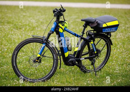 Nuremberg, Allemagne. 22 mai 2024. Un pedelec du groupe de vélos de la police de la circulation moyenne Franconie est garé dans un pré. Crédit : Daniel Karmann/dpa/Alamy Live News Banque D'Images