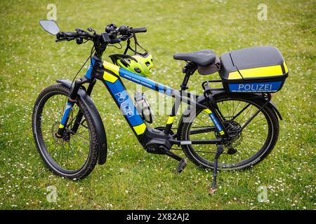 Nuremberg, Allemagne. 22 mai 2024. Un pedelec du groupe de vélos de la police de la circulation moyenne Franconie est garé dans un pré. Crédit : Daniel Karmann/dpa/Alamy Live News Banque D'Images