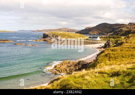 Clashnessie Bay, Stoer, Assynt, Sutherland, Highlands écossais, sur la route North Coast 500, par une journée calme de fin d'été. Banque D'Images