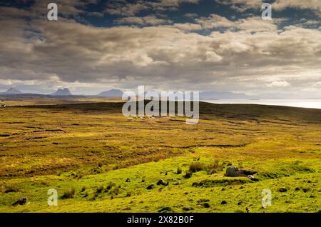 Montagnes d'Assynt et Coigach, vues au loin dans une ligne le long de l'horizon, d'un point de vue de landes hautes sur la péninsule de Stoer, Sutherland. Banque D'Images