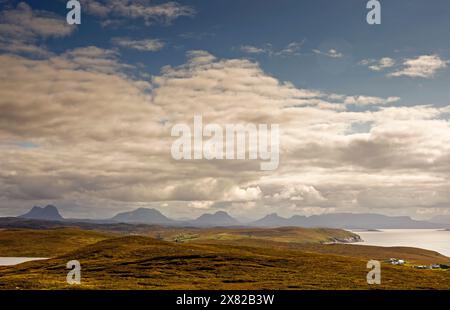 Montagnes d'Assynt et Coigach, vues au loin dans une ligne le long de l'horizon, d'un point de vue de landes hautes sur la péninsule de Stoer, Sutherland. Banque D'Images