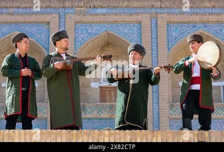 KHIVA, OUZBÉKISTAN - 30 avril 2024 : ensemble d'interprètes de musique traditionnelle ouzbèke dans la vieille ville Banque D'Images