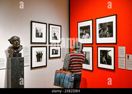 Femme regardant une photographie en noir et blanc, National Portrait Gallery, Londres, Angleterre, Royaume-Uni. Banque D'Images