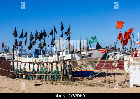 Bateau de pêche sur la plage de Monte Gordo, Algarve orientale, Algarve, Portugal, Europe Banque D'Images