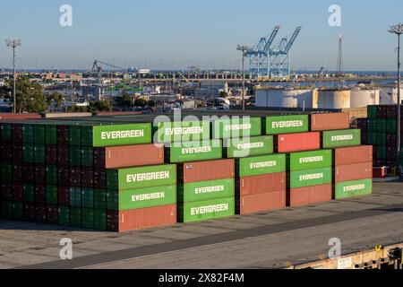 Los Angeles, Californie, États-Unis - 12 janvier 2024 : piles de conteneurs Evergreen dans le port de Los Angeles. Banque D'Images