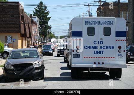 Chester, États-Unis. 22 mai 2024. Unité de scène de crime sur la scène où 2 personnes sont mortes et 3 personnes sont blessées dans une fusillade sur le lieu de travail à Delaware County Linen sur le bloc 2600 de W. 4th Street à Chester. Le suspect impliqué dans la fusillade de masse a été capturé par la police. Crédit : SOPA images Limited/Alamy Live News Banque D'Images