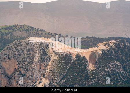 Carrières de marbre dans les montagnes du Taurus d'Antalya Turquie. Dommages causés à la nature Banque D'Images