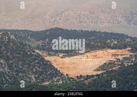 Carrières de marbre dans les montagnes du Taurus d'Antalya Turquie. Dommages causés à la nature Banque D'Images