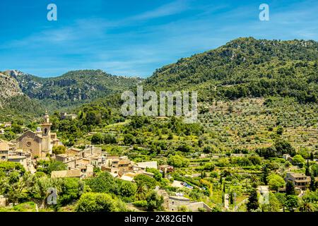 Courte escale dans la belle petite ville de Valldemossa dans le nord-ouest de l'île Serra de Tramuntana région - Majorque - Espagne Banque D'Images