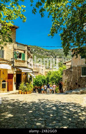 Courte escale dans la belle petite ville de Valldemossa dans le nord-ouest de l'île Serra de Tramuntana région - Majorque - Espagne Banque D'Images