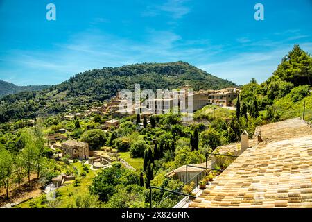 Courte escale dans la belle petite ville de Valldemossa dans le nord-ouest de l'île Serra de Tramuntana région - Majorque - Espagne Banque D'Images