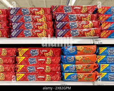 Chips Ahoy biscuits aux pépites de chocolat mâchés sur une étagère à vendre à l'épicerie Meijer Banque D'Images