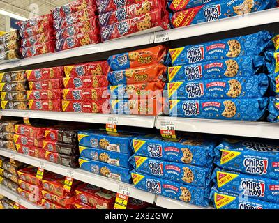 Chips Ahoy biscuits aux pépites de chocolat mâchés sur une étagère à vendre à l'épicerie Meijer Banque D'Images