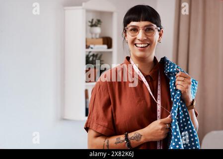 Femme, créatrice de mode et tissu en portrait à la maison pour la fabrication, la production et le costume fait à la main. Créatif, tailleur féminin et fierté avec Banque D'Images