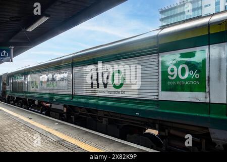 Un train ferroviaire d'Iriish alimenté par de l'huile végétale hydratée , avec une réduction de 90% de CO2 . Banque D'Images