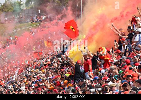 Drapeaux, fusées éclairantes et tifosi au coin de Tosa du circuit d'Imola au Grand Prix d'Emilie-Romagne 2024 en Italie. Banque D'Images