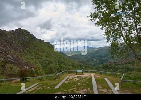 Vue panoramique sur une journée nuageuse du paysage de Castro Lameiro situé à 1033 mètres d'altitude, dans le parc national de Peneda-Gerês. Banque D'Images