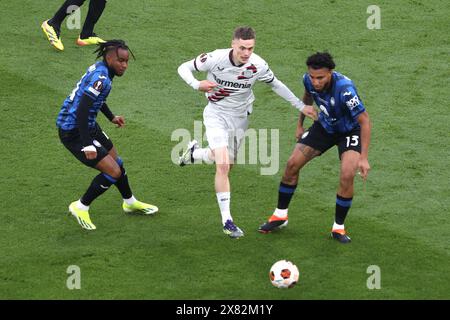 Florian Wirtz de Bayer Leverkusen (au centre) se bat pour le ballon avec Jose Ederson Silva d'Atalanta (à gauche) et Ademola Lookman lors de la finale de l'UEFA Europa League à l'Aviva Stadium de Dublin. Date de la photo : mercredi 22 mai 2024. Banque D'Images