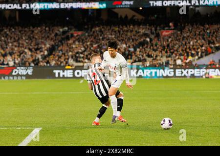 Melbourne, Australie. 22 mai 2024. Kieran Trippier du Newcastle United FC (l) affronte Heung-min, fils du Tottenham Hotspur FC (R) lors du match d'expo entre Tottenham Hotspur FC et Newcastle United FC au Melbourne Cricket Ground. Newcastle a gagné le match avec des pénalités 5-4. Crédit : SOPA images Limited/Alamy Live News Banque D'Images