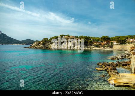 Petite mais belle randonnée sur le sentier côtier Pass D'en Grau dans la ville côtière de Sant Elm dans le sud de l'île Baléares de Majorque - Espagne Banque D'Images