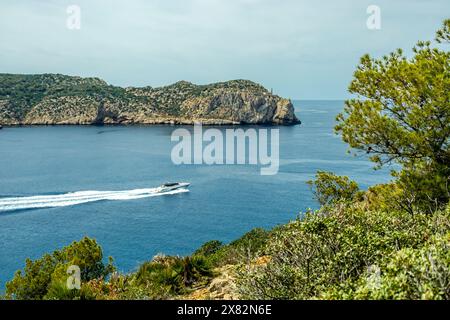 Petite mais belle randonnée sur le sentier côtier Pass D'en Grau dans la ville côtière de Sant Elm dans le sud de l'île Baléares de Majorque - Espagne Banque D'Images