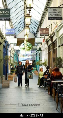 Cardiff, pays de Galles, octobre 29 2023 : The Royal Arcade est une arcade commerciale à Cardiff, dans le sud du pays de Galles et est la plus ancienne arcade de Cardiff construite en 1858, Banque D'Images