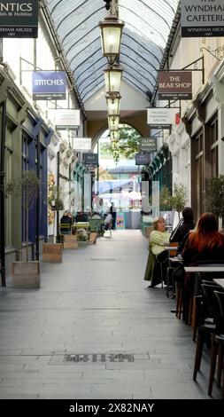Cardiff, pays de Galles, octobre 29 2023 : The Royal Arcade est une arcade commerciale à Cardiff, dans le sud du pays de Galles et est la plus ancienne arcade de Cardiff construite en 1858, Banque D'Images