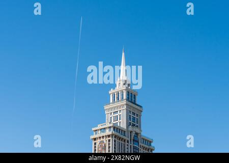 La tour du bâtiment de grande hauteur Triomphe Palace sur fond d'un ciel bleu avec un avion volant vers le haut. Place pour l'espace de copie. Qua. Élevé Banque D'Images