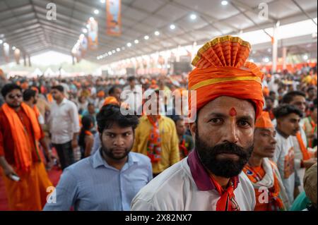 New Delhi, Inde. 22 mai 2024. Des partisans du BJP ont vu le premier ministre Narendra Modi parler lors d'un rassemblement de campagne électorale à Dwarka à Delhi. Les efforts du Bharatiya Janata Party (BJP) pour les prochaines élections du Lok Sabha. Le rassemblement s'est déroulé dans le quartier sud-ouest de Delhi. Crédit : SOPA images Limited/Alamy Live News Banque D'Images